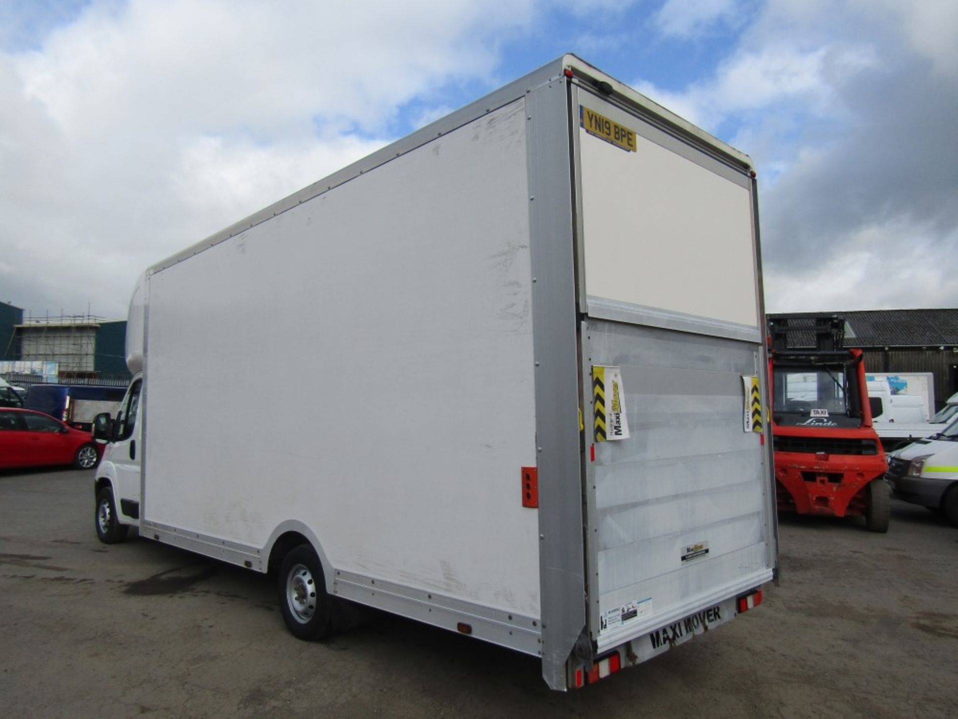 19 reg PEUGEOT BOXER 335 BLUE HDI 18FT LOW LOAD LUTON BOX C/W TAIL LIFT, 1ST REG 03/19, 123739M, - Image 3 of 8