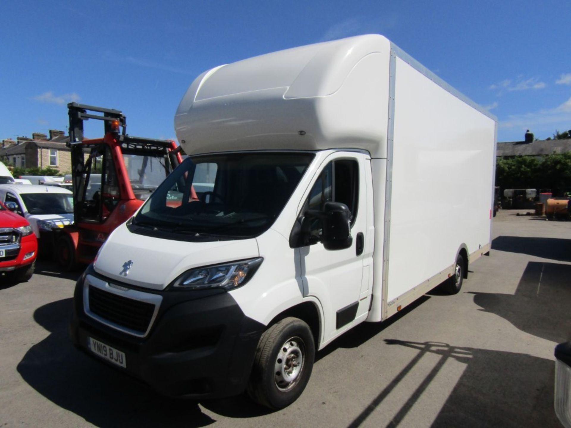 19 reg PEUGEOT BOXER 335 BLUE HDI 18FT LOW LOAD LUTON BOX C/W TAIL LIFT, 1ST REG 03/19, 106359M - Image 2 of 7