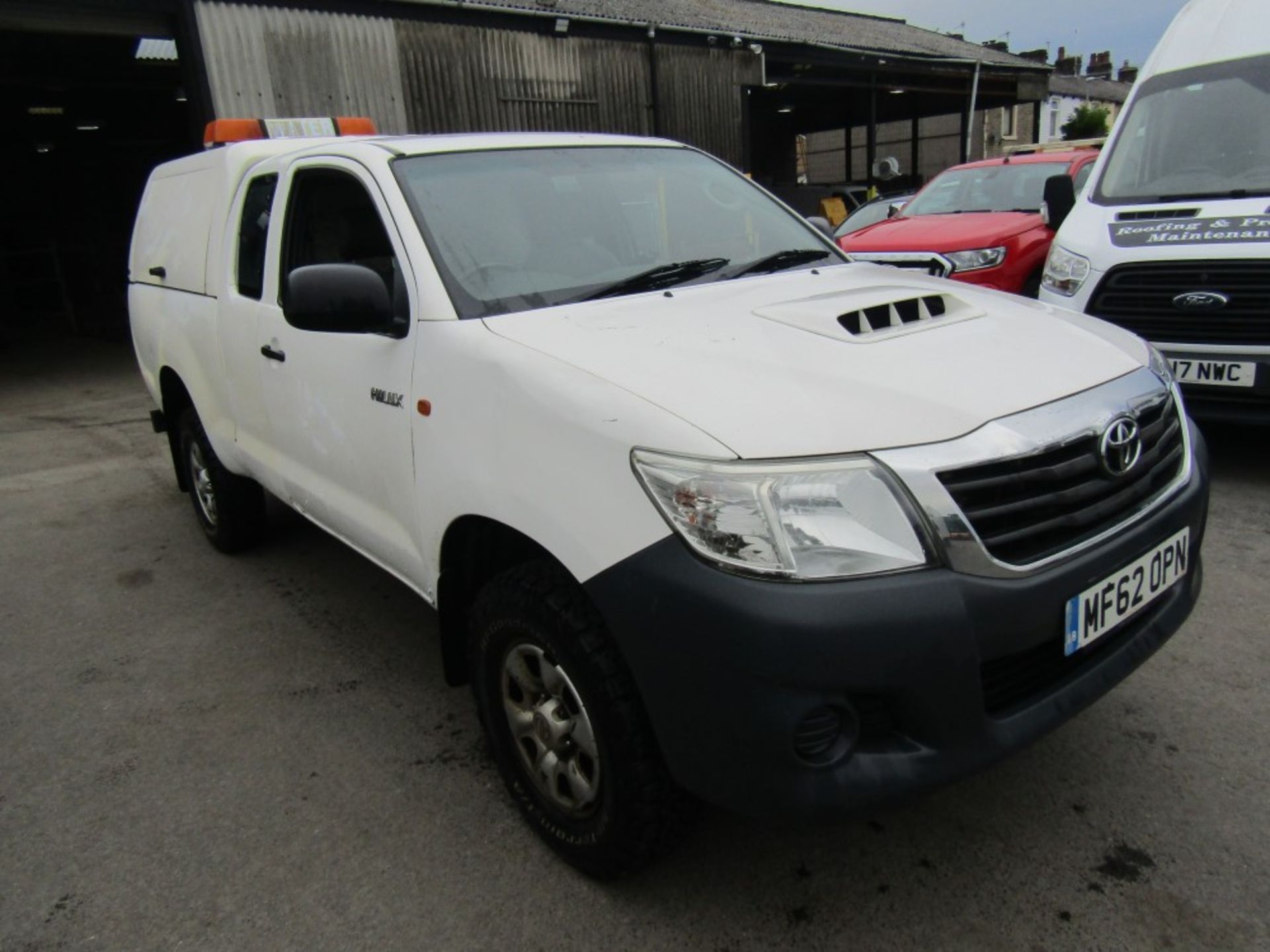 62 reg TOYOTA HILUX HL2 D-4D 4 X 4 ECB (RUNS BUT ENGINE KNOCKING) (DIRECT UNITED UTILITIES WATER)