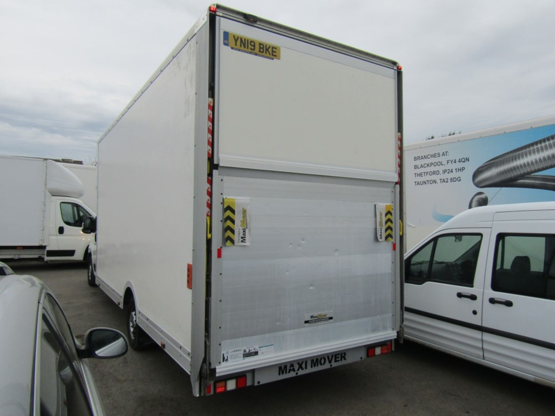 19 reg PEUGEOT BOXER 335 BLUE HDI 18FT LOW LOAD LUTON BOX C/W TAIL LIFT, 1ST REG 03/19, 117510M, - Image 3 of 7