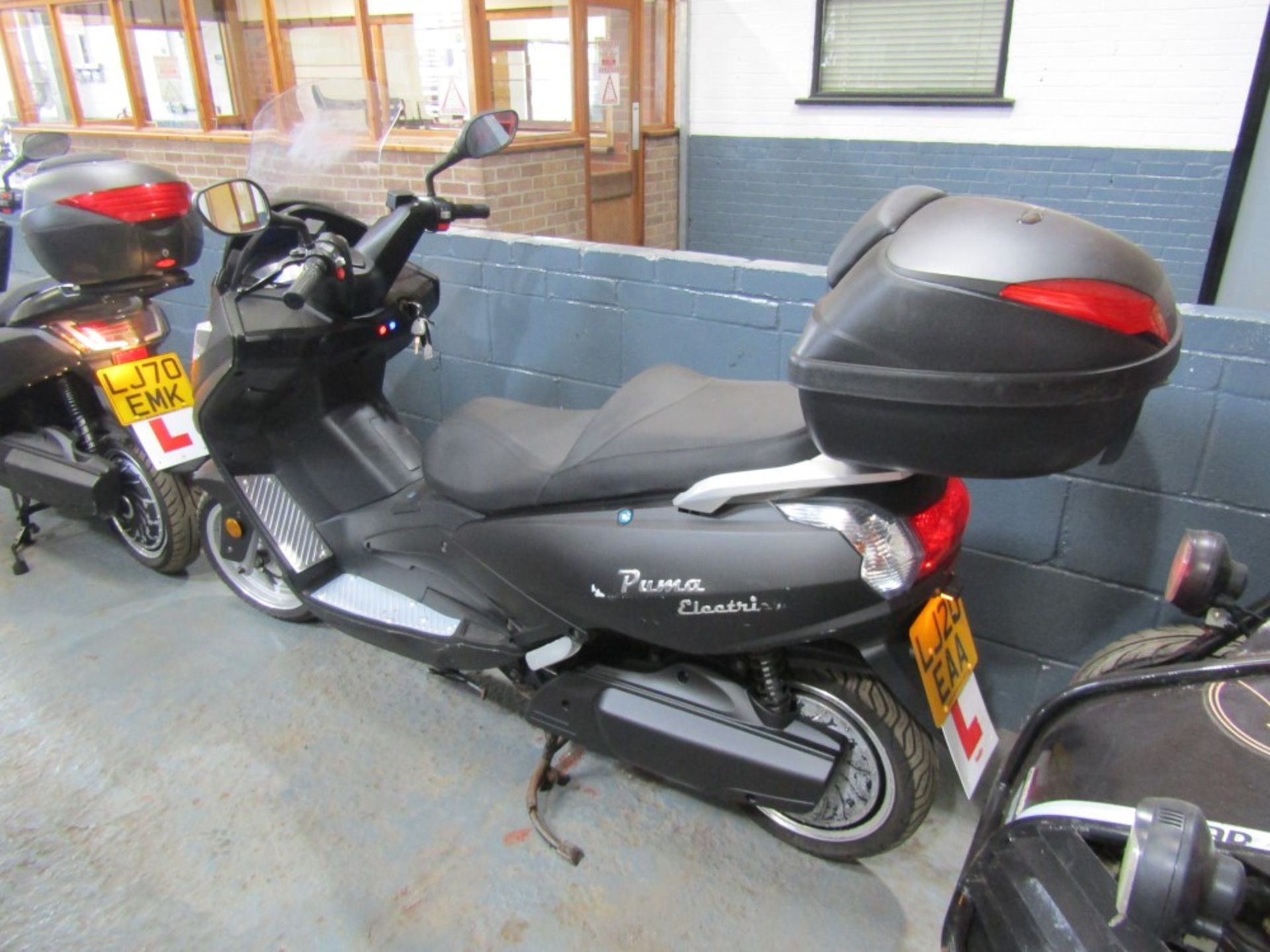 20 reg EFUN PUMA ELECTRIC SCOOTER, 1ST REG 07/20, 6795KM, V5 HERE, 1 OWNER FROM NEW [NO VAT] - Image 2 of 3