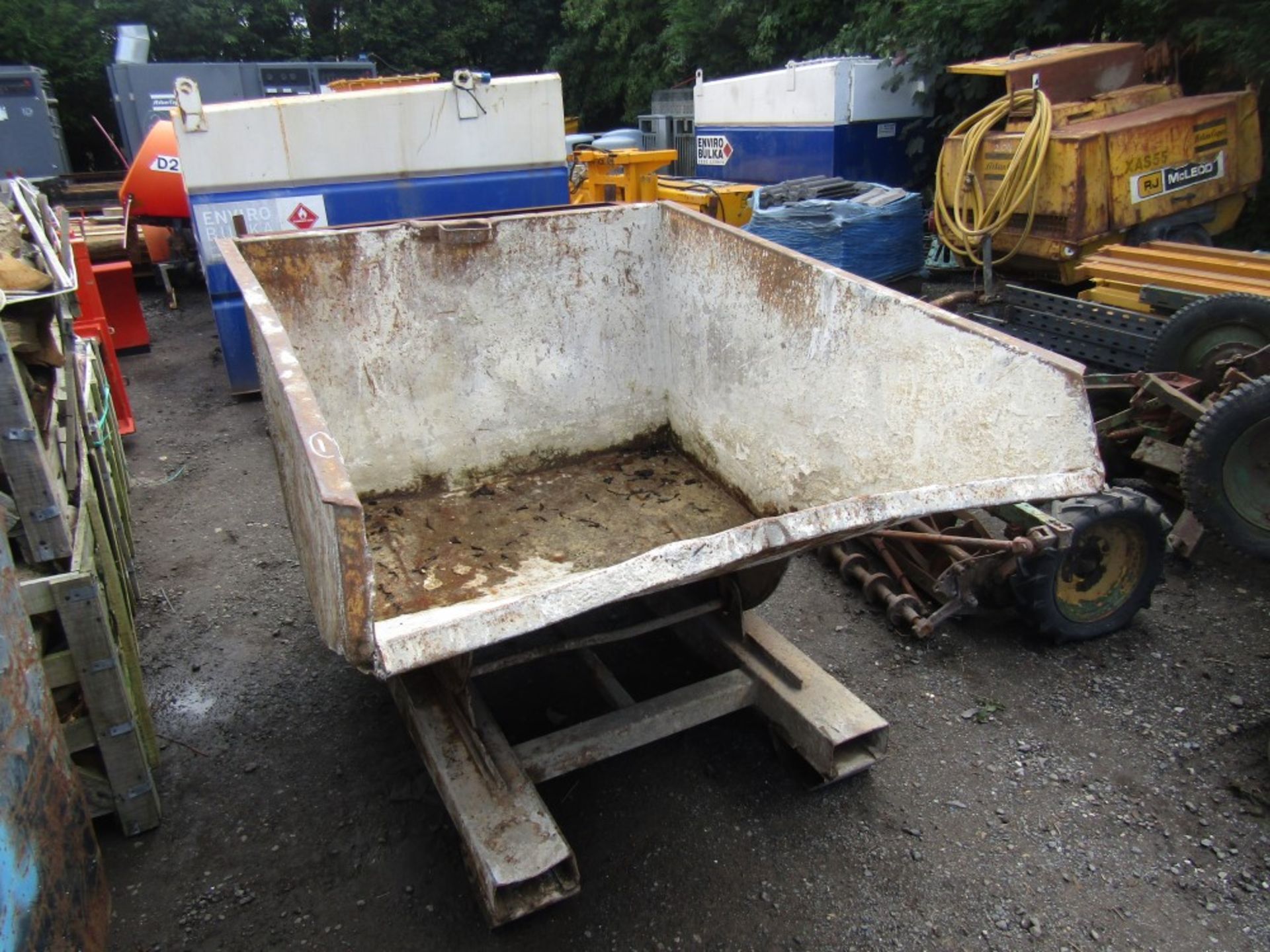 1250 KGS FORK LIFT TIPPING SKIP [+ VAT]