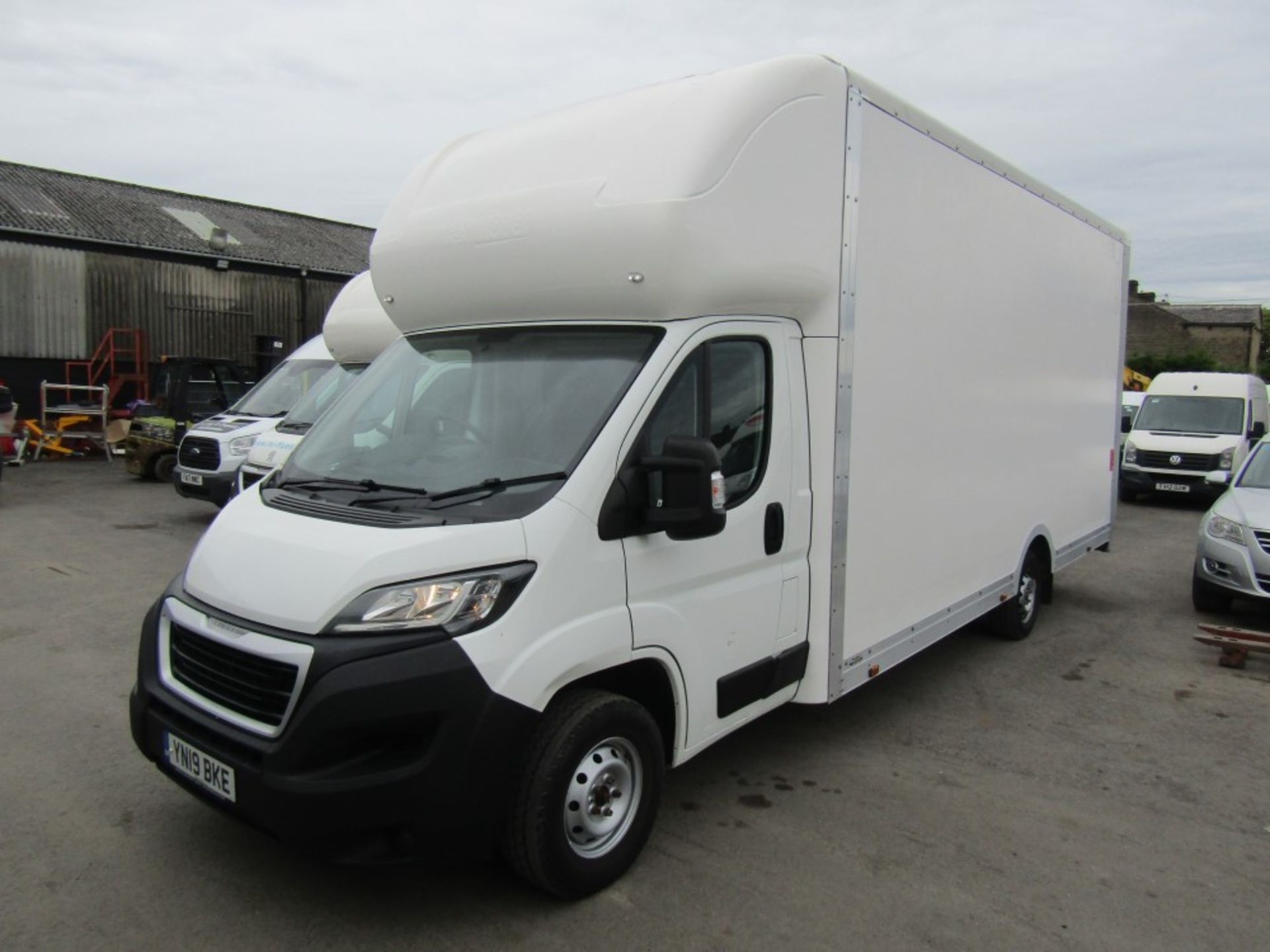 19 reg PEUGEOT BOXER 335 BLUE HDI 18FT LOW LOAD LUTON BOX C/W TAIL LIFT, 1ST REG 03/19, 117510M, - Image 2 of 7