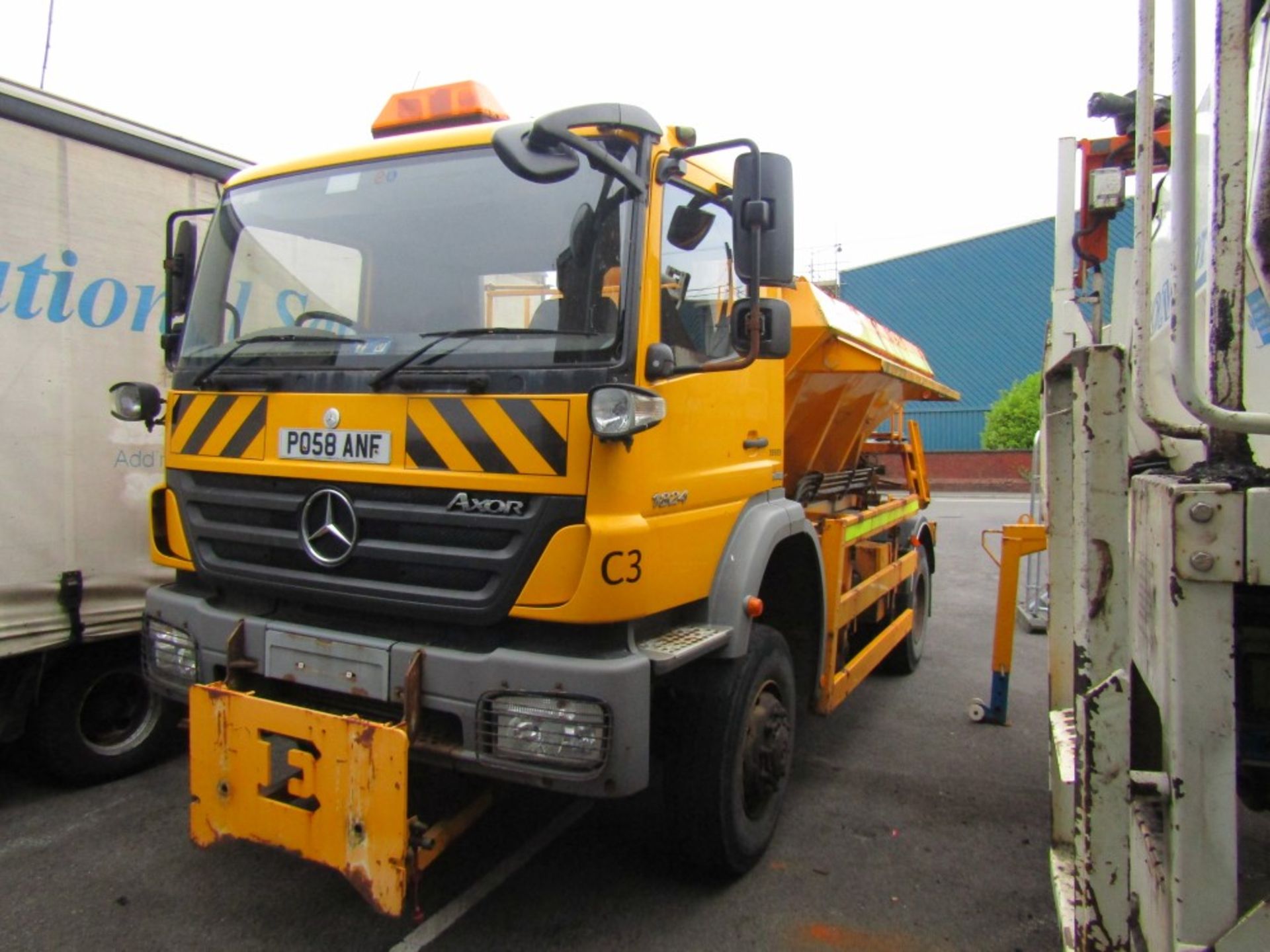 58 reg MERCEDES AXOR 1824AK 4 X 4 GRITTER (NON RUNNER - BELIEVE NEEDS NEW CLUTCH) (EX COUNCIL) 1ST - Image 2 of 6