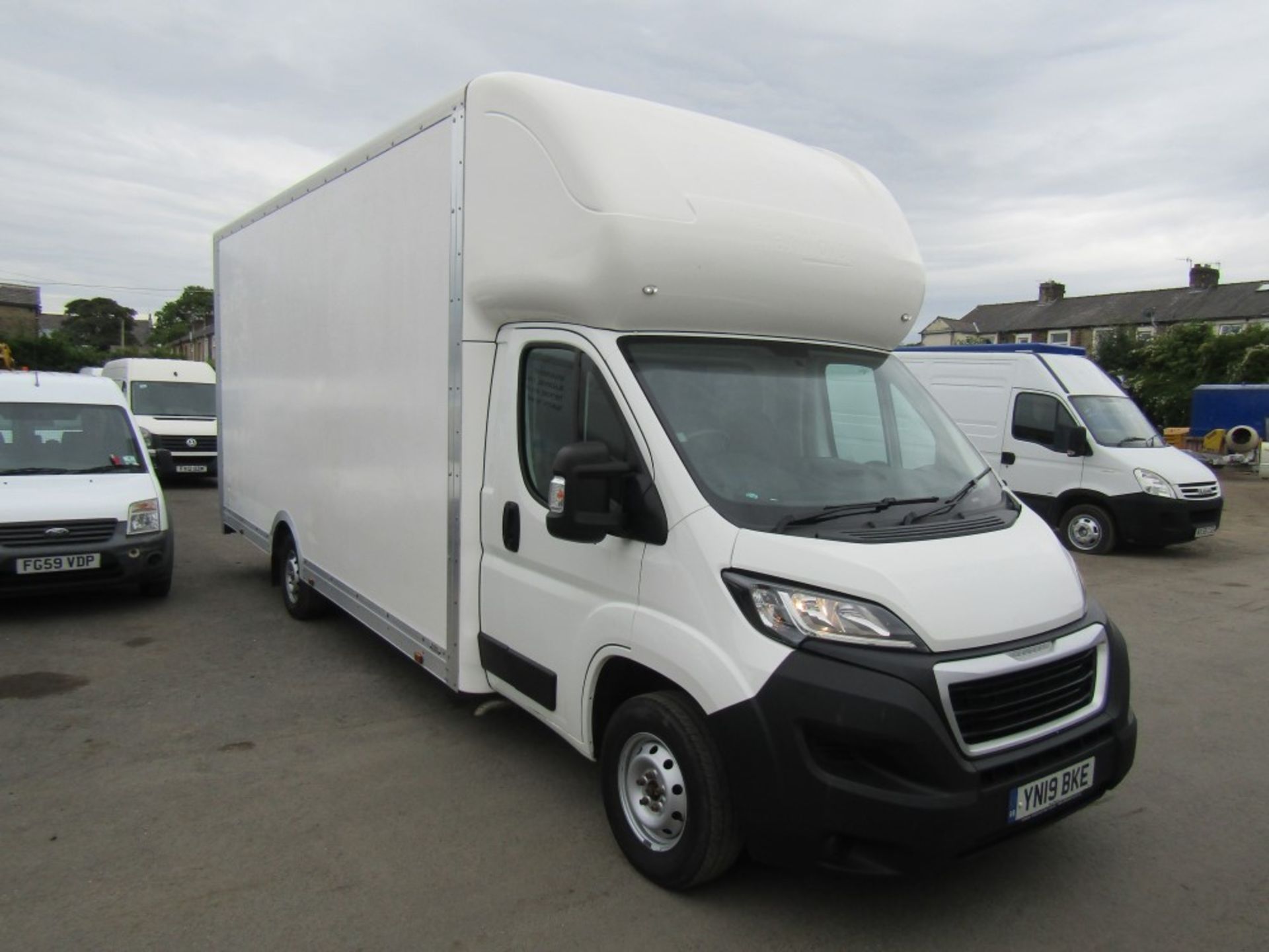 19 reg PEUGEOT BOXER 335 BLUE HDI 18FT LOW LOAD LUTON BOX C/W TAIL LIFT, 1ST REG 03/19, 117510M,