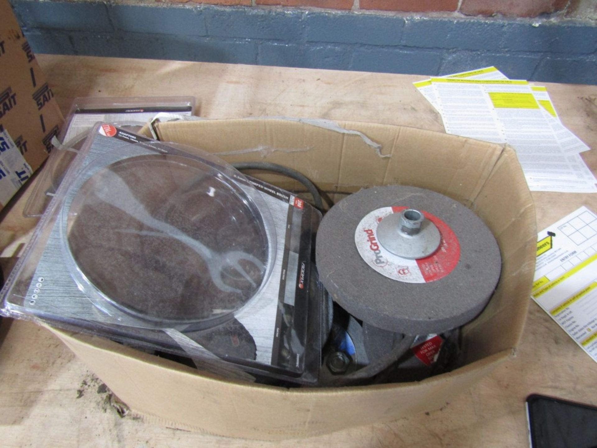 BOX OF GRINDING DISCS (DIRECT COUNCIL) [+ VAT]