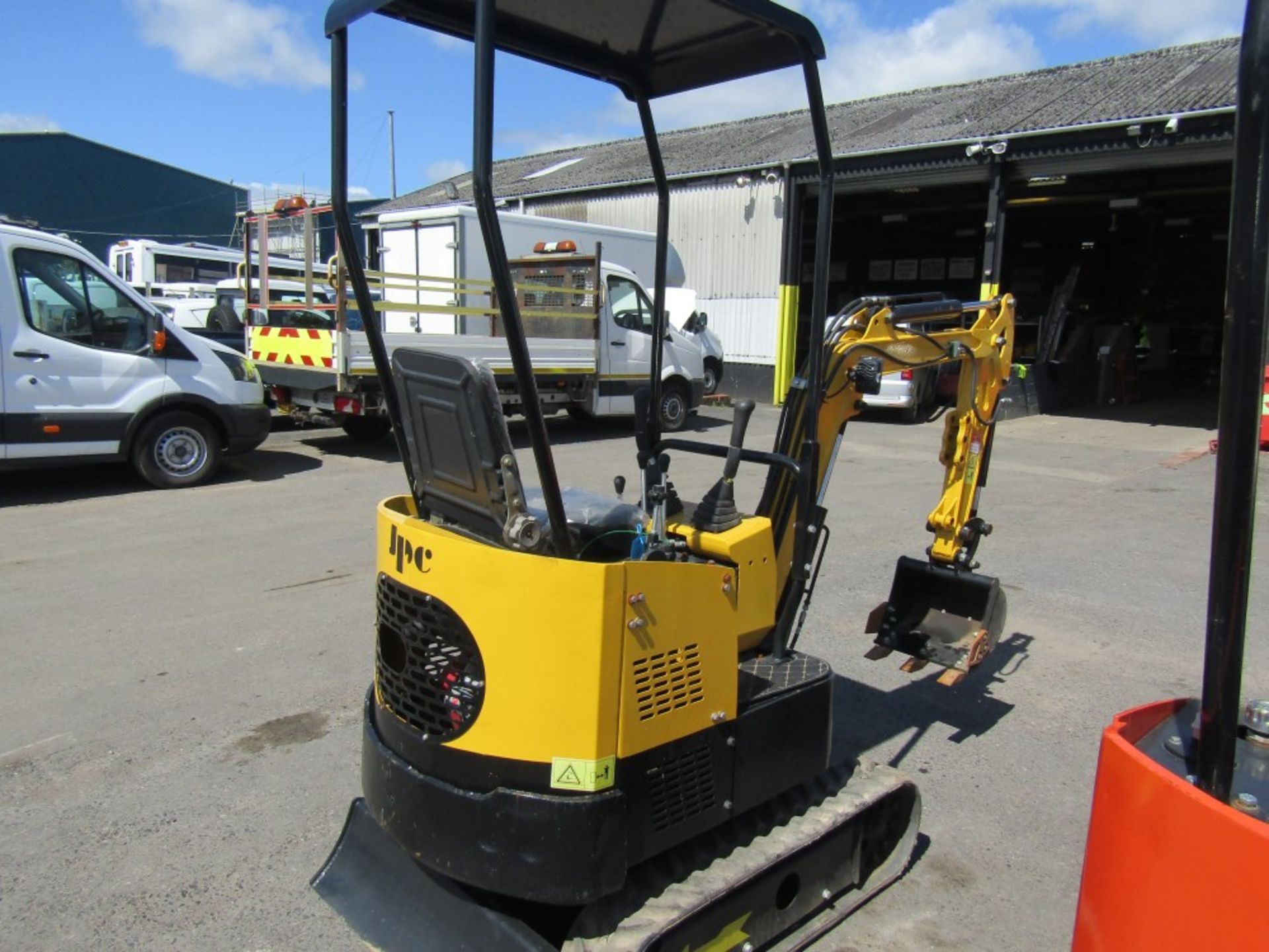 2021 JPC MINI DIGGER ON RUBBER TRACKS C/W BLADE & PIPED FOR BREAKER, 32 HOURS [+ VAT] - Image 2 of 5
