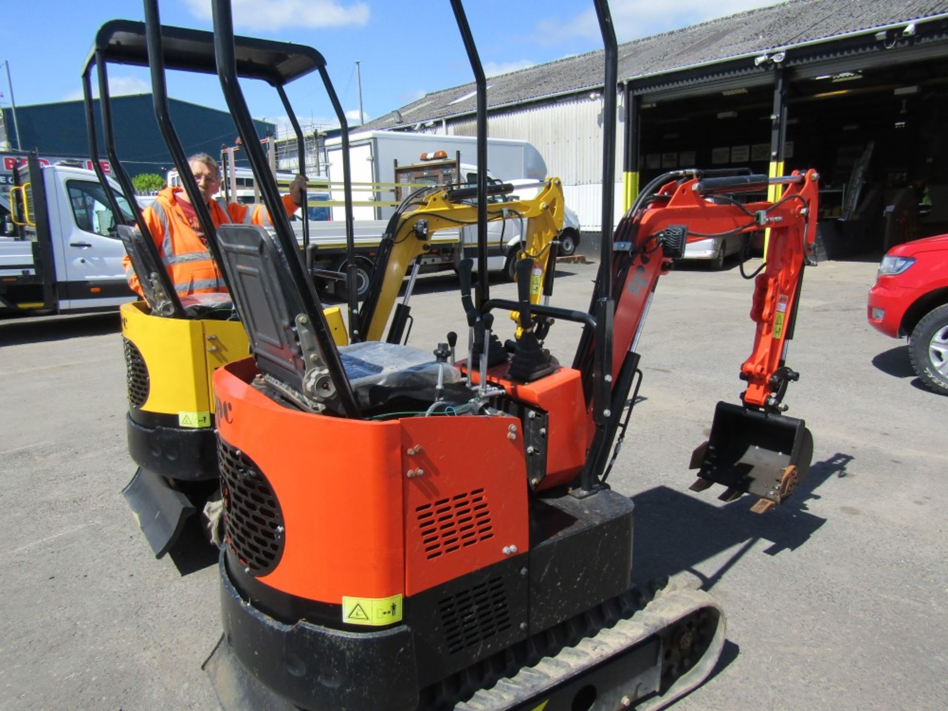 2021 JPC MINI DIGGER ON RUBBER TRACKS C/W BLADE & PIPED FOR BREAKER [+ VAT] - Image 2 of 5