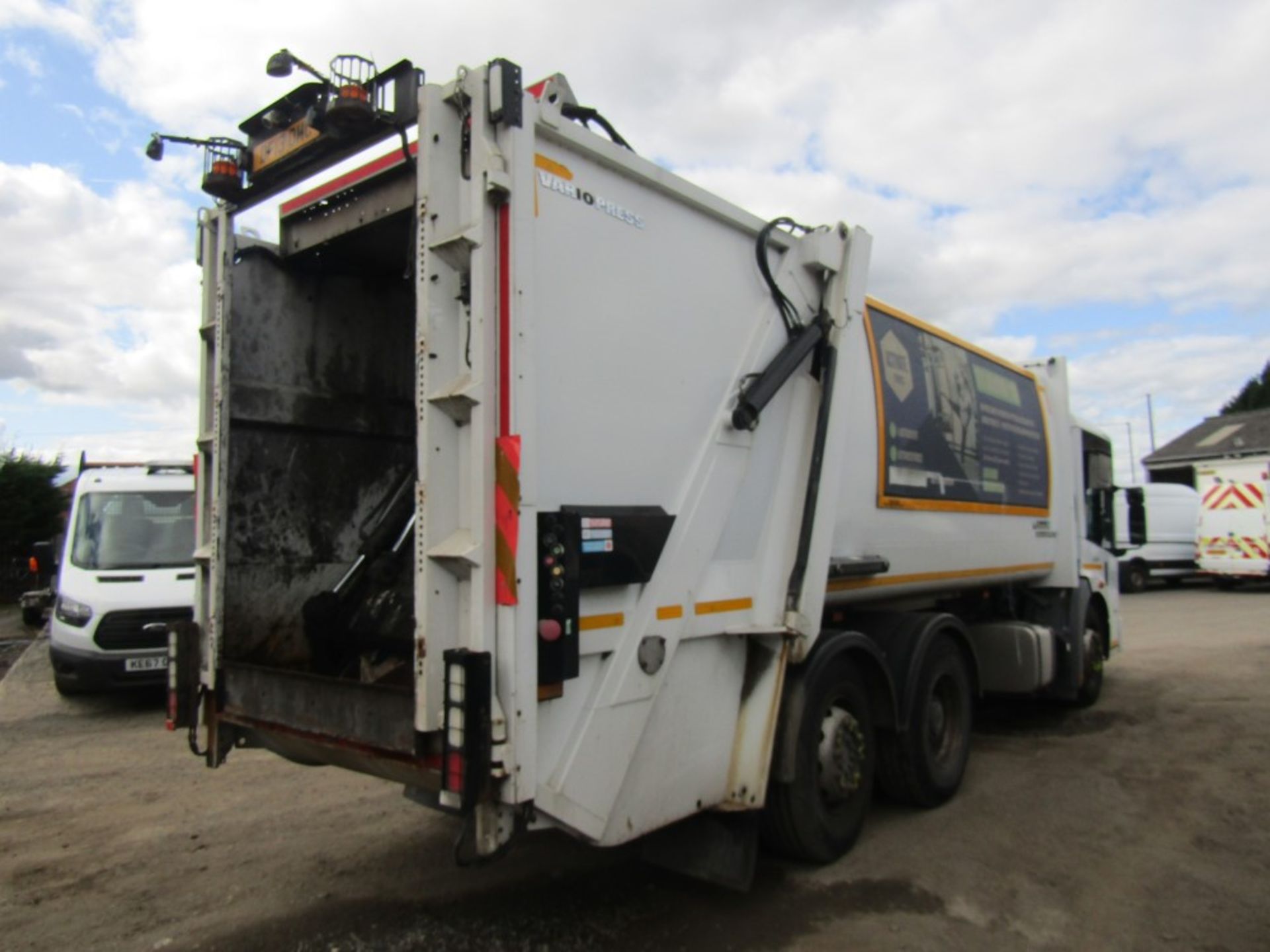 13 reg MERCEDES ECONIC REFUSE WAGON (DIRECT COUNCIL) 1ST REG 08/13, TEST 10/22, MILEAGE NOT DISPLAYI - Bild 4 aus 5