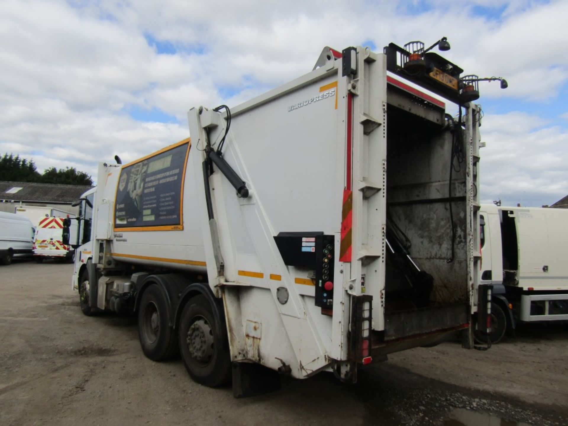 13 reg MERCEDES ECONIC REFUSE WAGON (DIRECT COUNCIL) 1ST REG 08/13, TEST 10/22, MILEAGE NOT DISPLAYI - Bild 3 aus 5