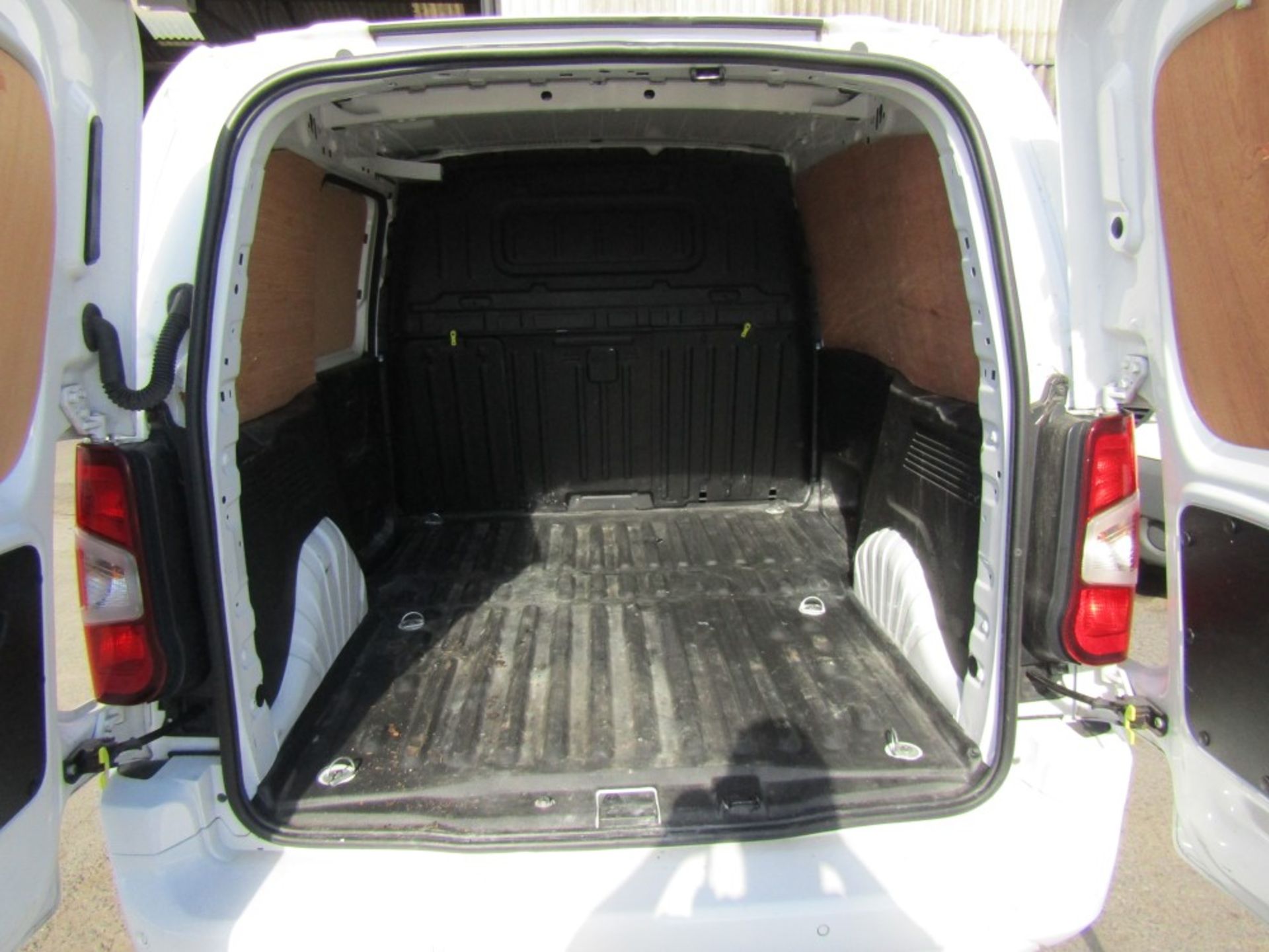 69 reg VAUXHALL COMBO 2300 SPORTIVE S/S, 1ST REG 09/19, 76025M, V5 HERE, 1 FORMER KEEPER [NO VAT] - Image 5 of 7