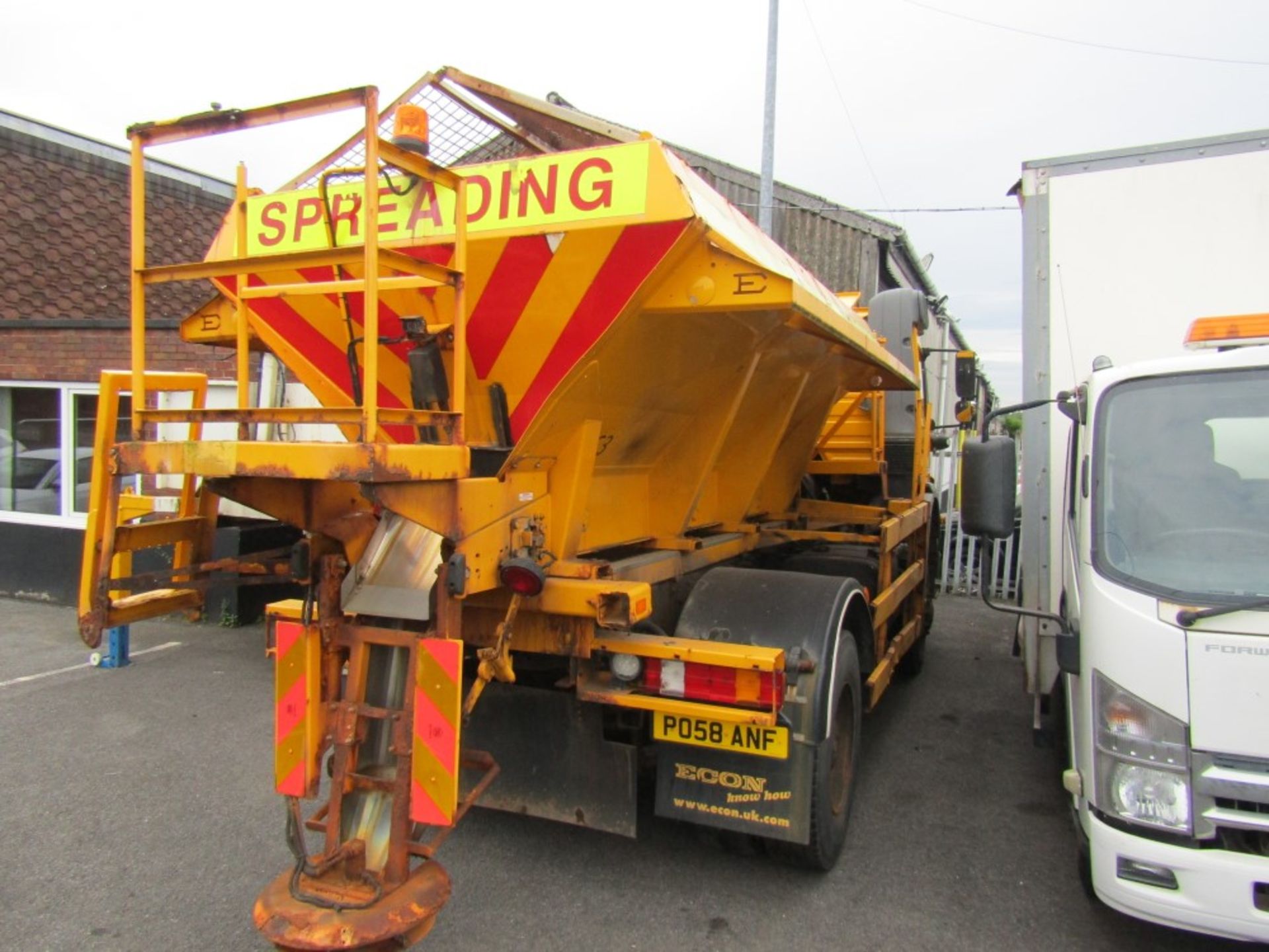 58 reg MERCEDES AXOR 1824AK 4 X 4 GRITTER (NON RUNNER - BELIEVE NEEDS NEW CLUTCH) (EX COUNCIL) 1ST - Image 4 of 6