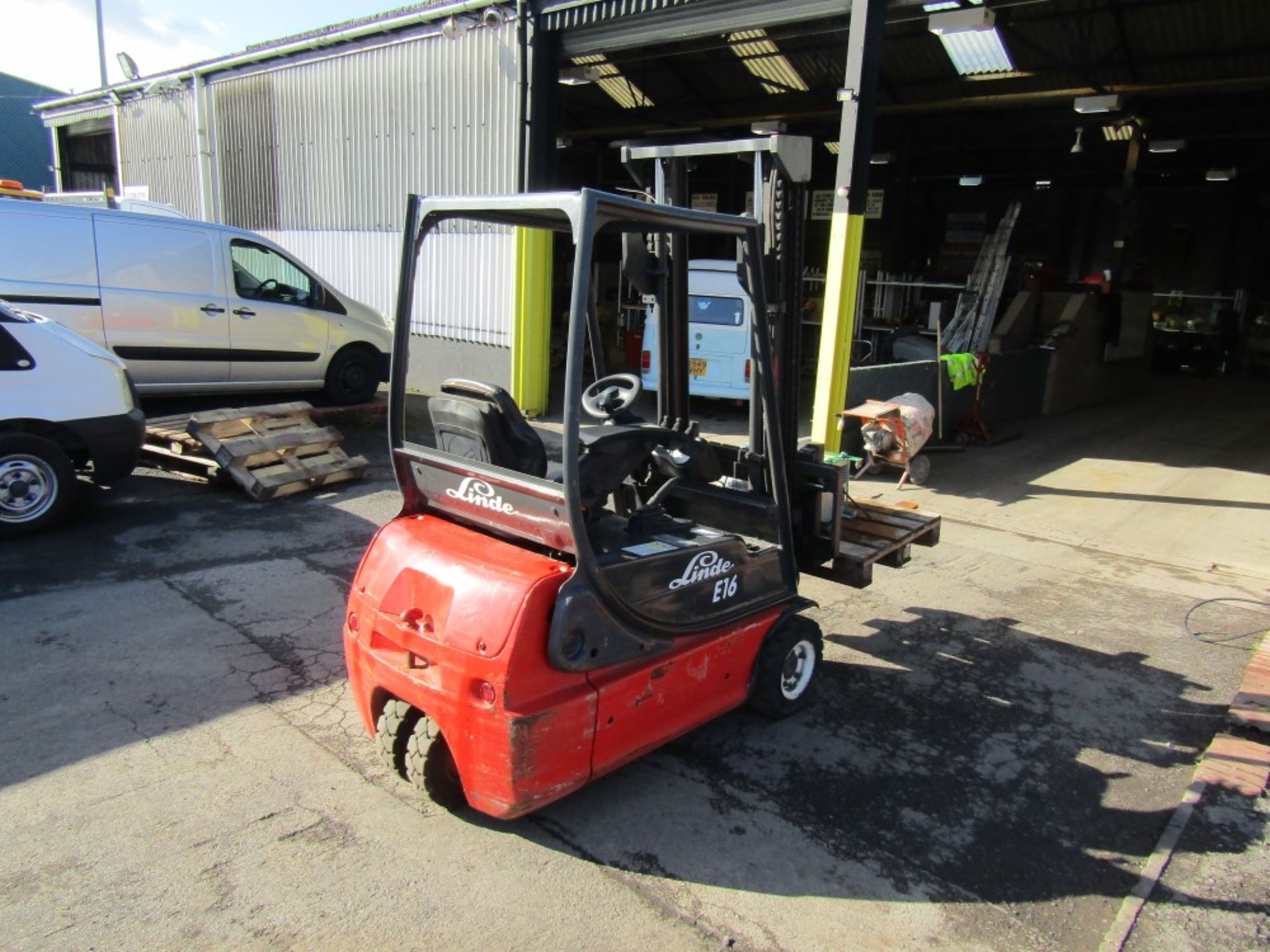 LINDE E16 ELECTRIC FORK LIFT, CONTAINER SPEC C/W CHARGER [NO VAT] - Image 2 of 3