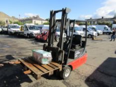 LINDE E16 ELECTRIC FORK LIFT, CONTAINER SPEC C/W CHARGER [NO VAT]