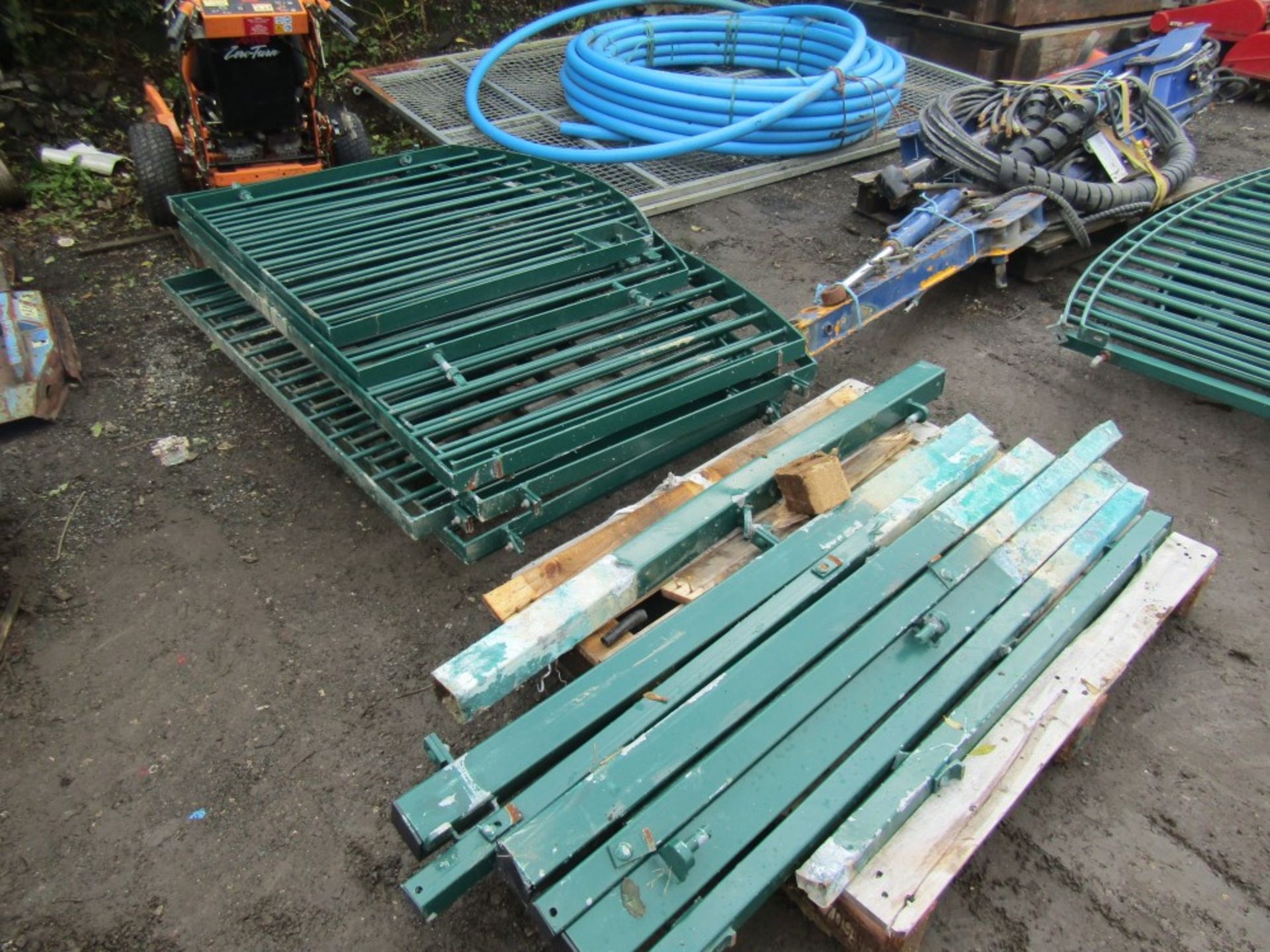 GREEN POWDER COATED BOW TOP FENCING WITH GATES & POSTS [+ VAT]