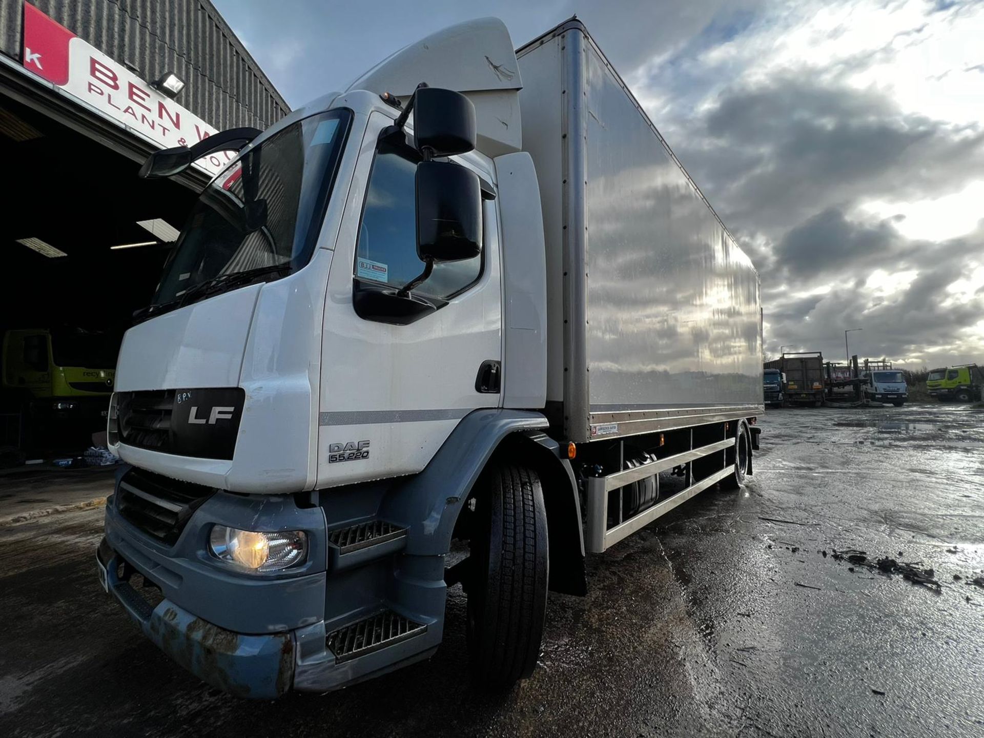 12 reg DAF LF 55.220 BOX VAN C/W TAIL LIFT (LOCATION PRESTON) 1ST REG 04/12, 304843KM (RING FOR - Image 2 of 17