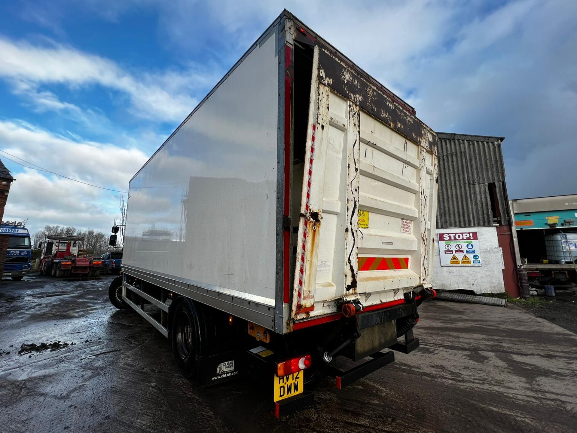 12 reg DAF LF 55.220 BOX VAN C/W TAIL LIFT (LOCATION PRESTON) 1ST REG 04/12, 304843KM (RING FOR - Image 3 of 17