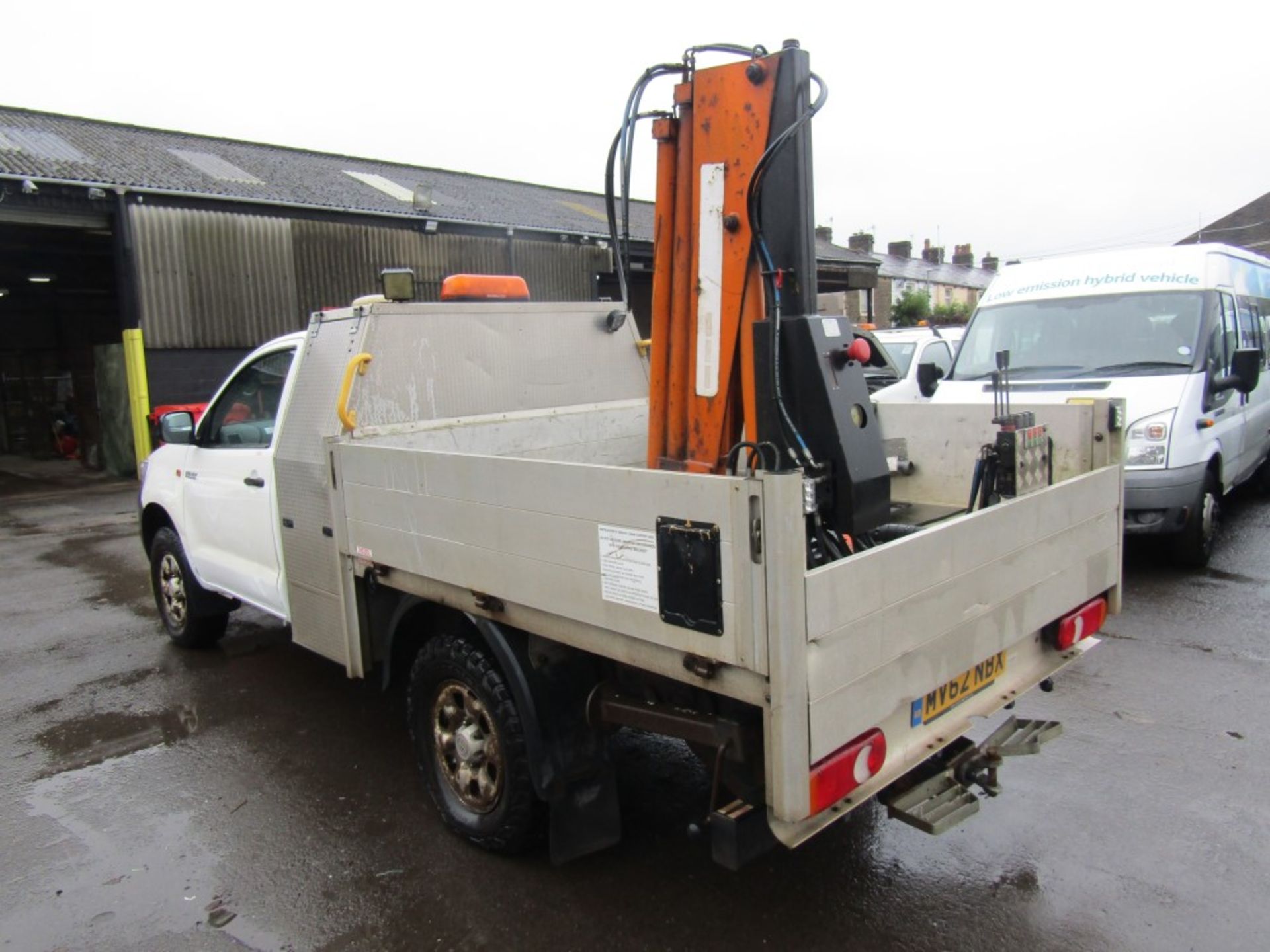 62 reg TOYOTA HILUX HL2 D-4D 4 X 4 S/C C/W HYD CRANE (DIRECT UNITED UTILITIES WATER) 1ST REG 01/ - Image 3 of 6