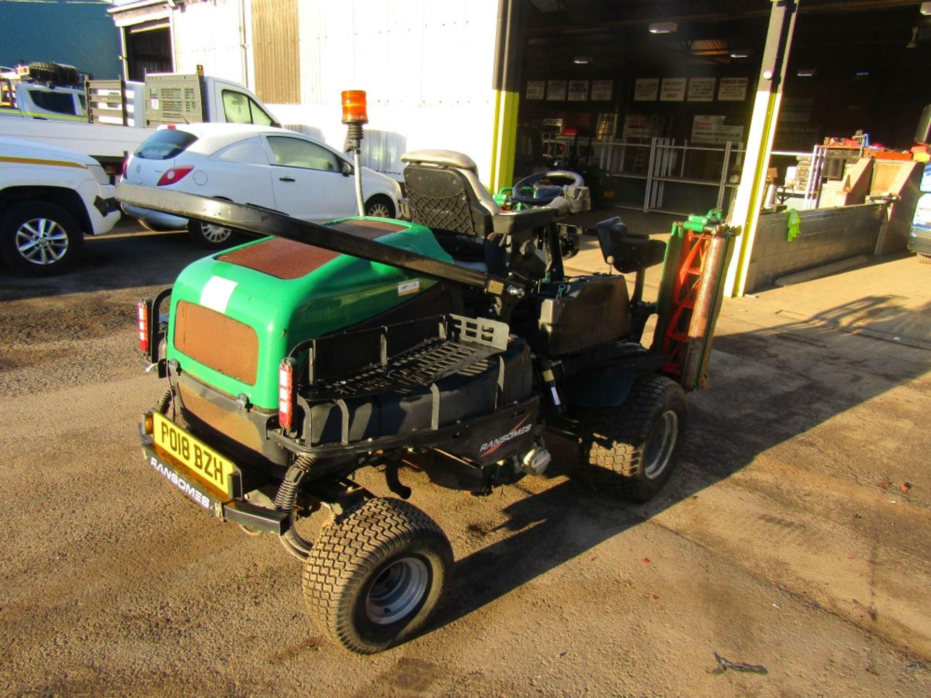 18 reg RANSOMES PARKWAY 3 TRIPLE RIDE ON MOWER (DIRECT COUNCIL) 1ST REG 05/18, 224 HOURS - Image 4 of 6