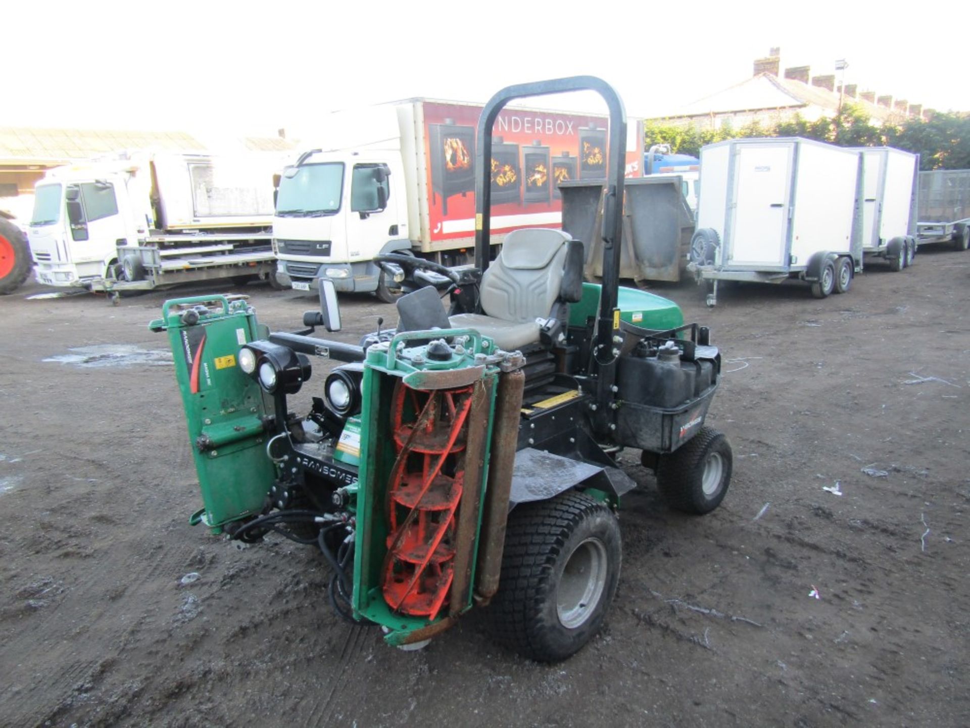 18 reg RANSOMES PARKWAY 3 TRIPLE RIDE ON MOWER (DIRECT COUNCIL) 1ST REG 05/18, 223 HOURS - Image 2 of 5