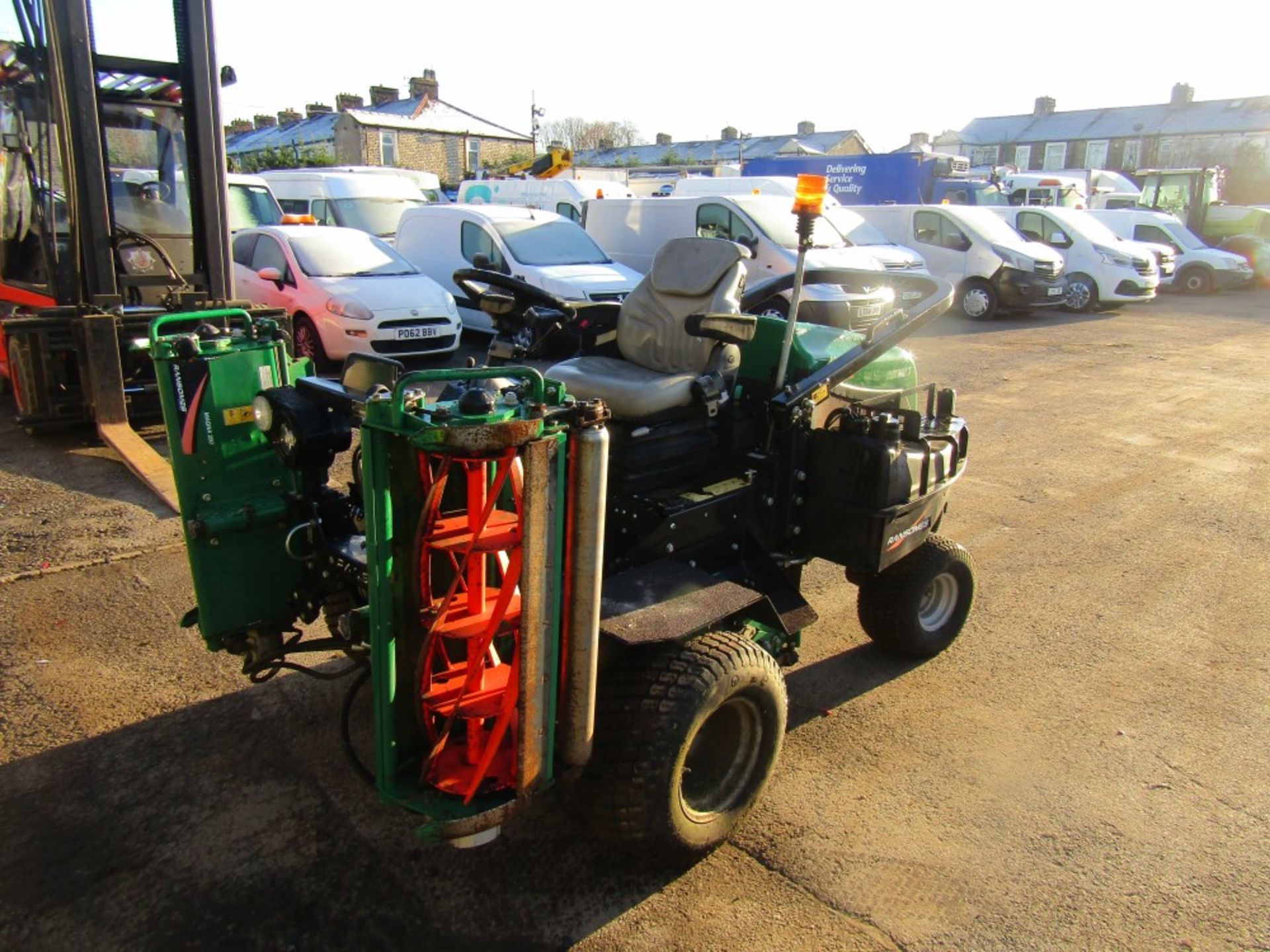 18 reg RANSOMES PARKWAY 3 TRIPLE RIDE ON MOWER (DIRECT COUNCIL) 1ST REG 05/18, 224 HOURS - Image 2 of 6