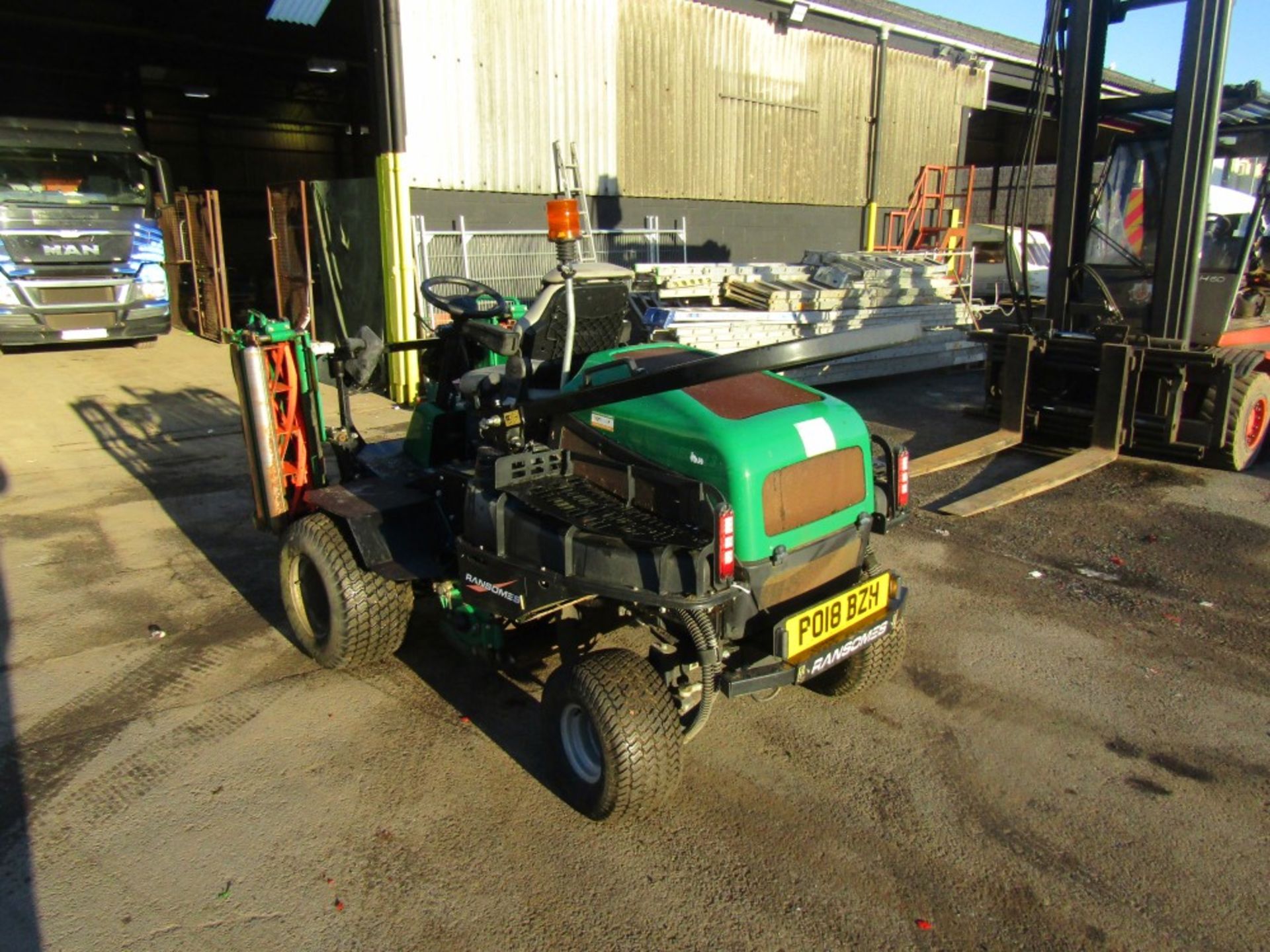 18 reg RANSOMES PARKWAY 3 TRIPLE RIDE ON MOWER (DIRECT COUNCIL) 1ST REG 05/18, 224 HOURS - Image 3 of 6