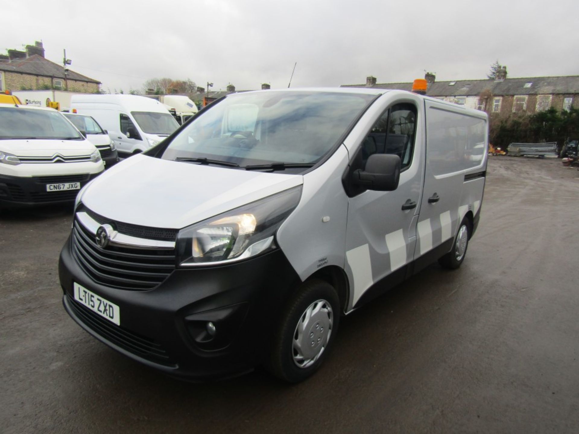 15 reg VAUXHALL VIVARO 2900 CDTI ECOFLEX, 1 COMPANY OWNER, PART SERV HISTORY, AIR CON, 1ST REG 03/ - Image 2 of 7