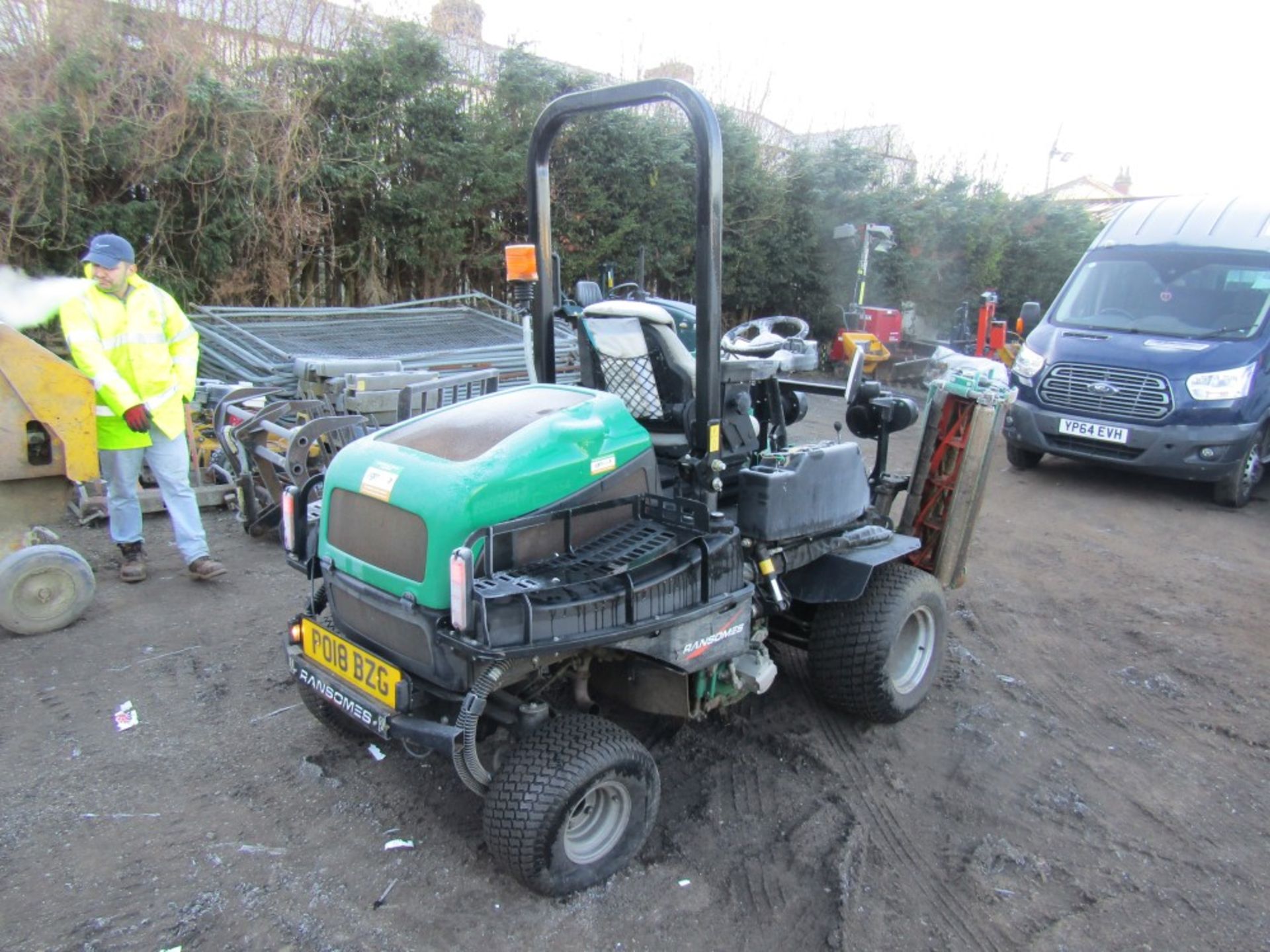 18 reg RANSOMES PARKWAY 3 TRIPLE RIDE ON MOWER (DIRECT COUNCIL) 1ST REG 05/18, 223 HOURS - Image 4 of 5