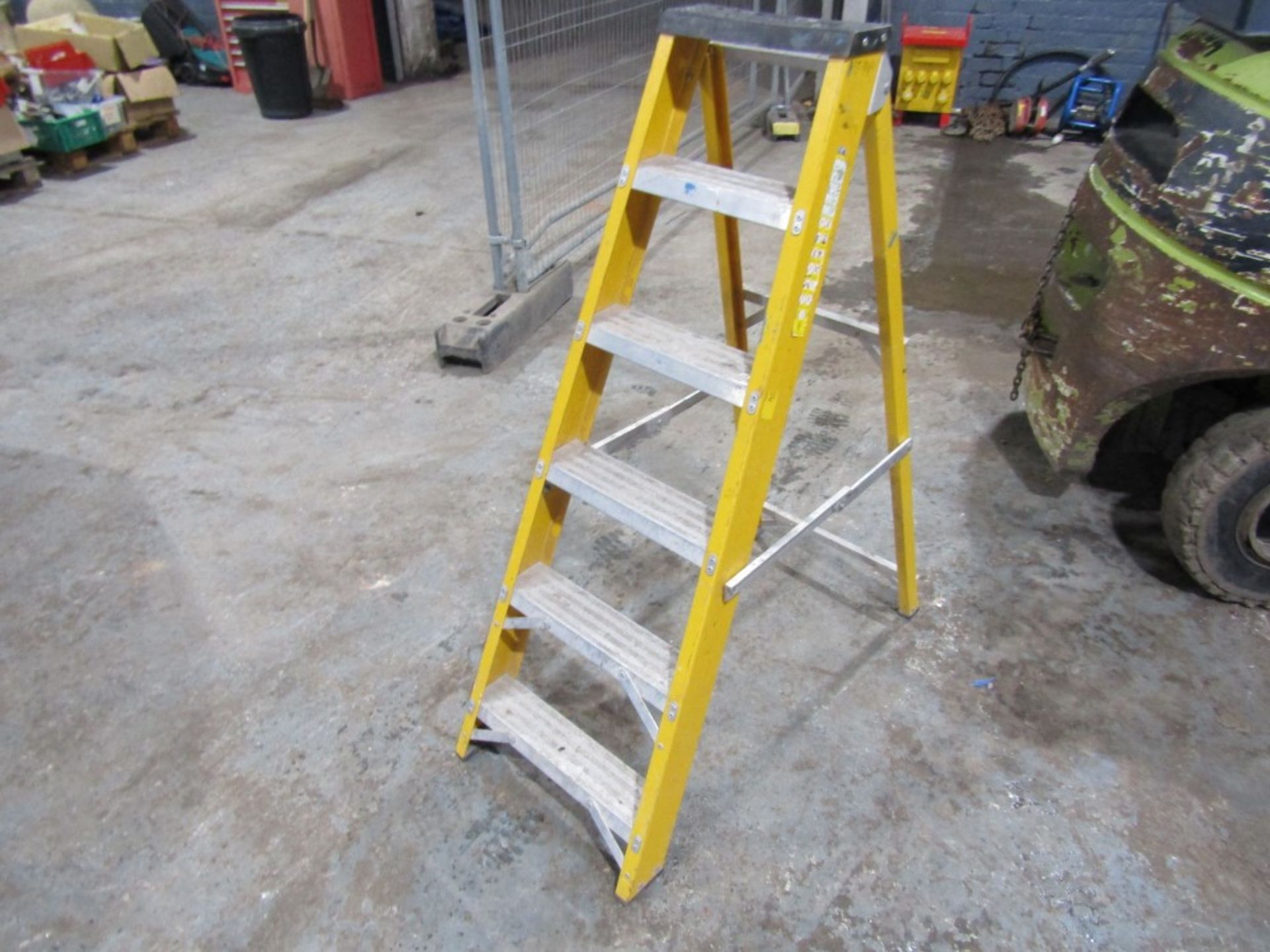 1.3M 6 TREAD FIBRE GLASS STEPS (DIRECT HIRE COMPANY) [+ VAT]