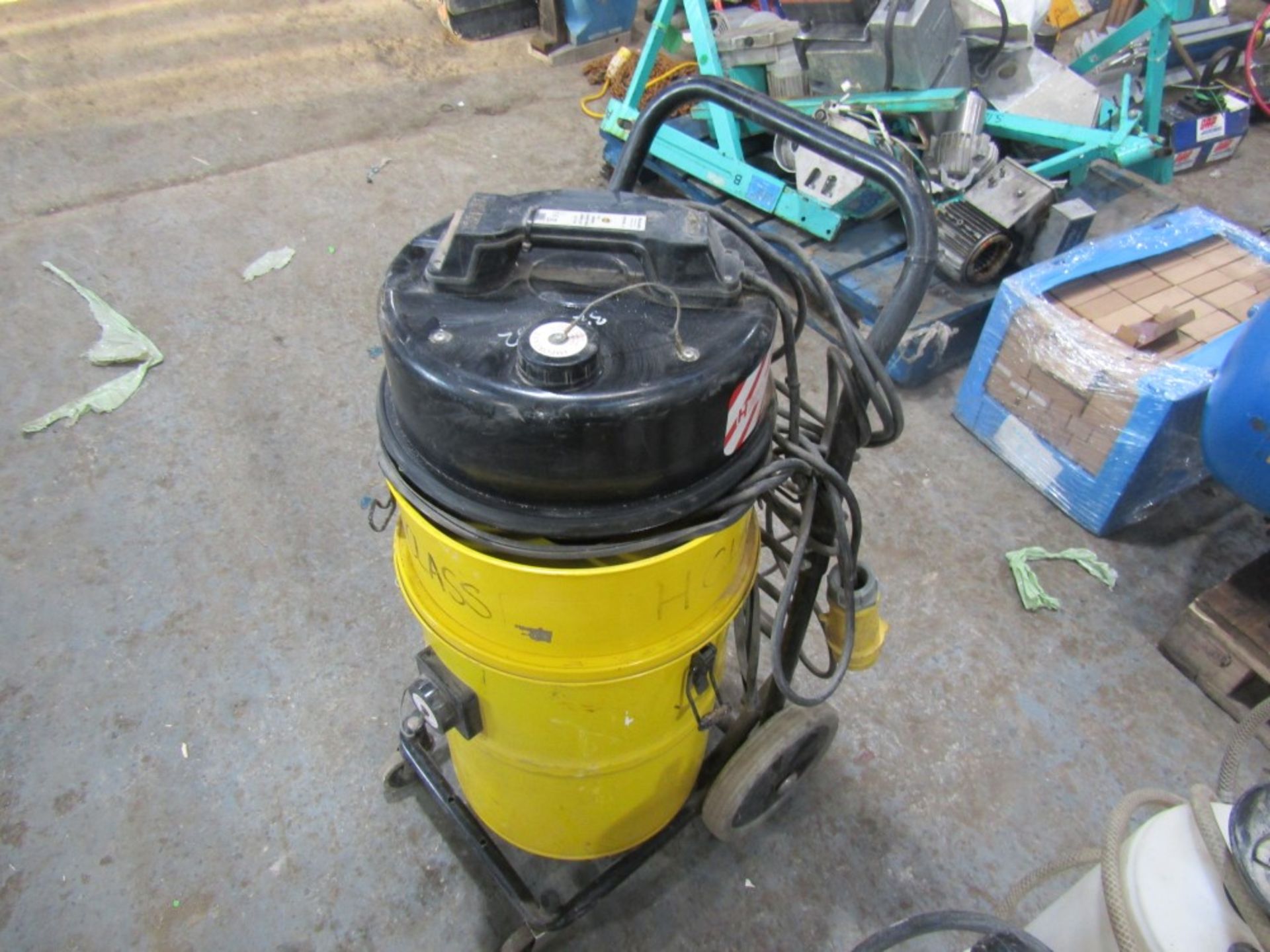 INDUSTRIAL WET & DRY VAC [NO VAT]