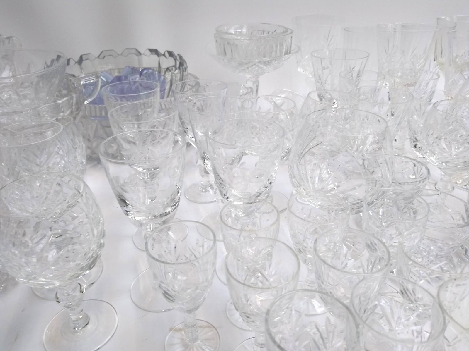 A large collection of cut glass and crystal to include a set of 6 glasses with engraved floral - Bild 2 aus 4