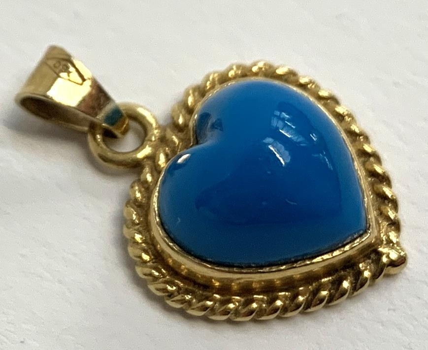 A 14ct gold and turquoise pendant in the form of a heart, 1.5cmW, approx. 2.6g