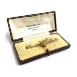 A 9ct gold bar brooch mounted with an unusually large fox mask (approx. 1.5cm wide), 5.5cm long,