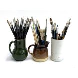 A quantity of artists brushes to include Raphael, Rowney, Boldmer, Crawford & Black, Eterna etc