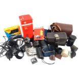 A mixed lot of cameras and equipment to include Kodak Instamatic 100, Minolta Dynax 500si, a boxed