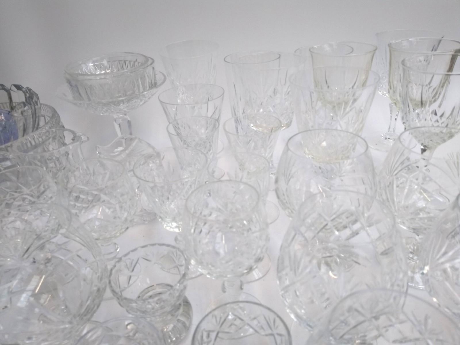 A large collection of cut glass and crystal to include a set of 6 glasses with engraved floral - Bild 3 aus 4