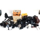 A mixed lot of cameras and equipment to include Kodak Instamatic movie light, flectalux 1000 SEL,