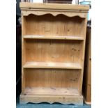 A small pine bookshelf, of three shelves, 71x16x111cmH