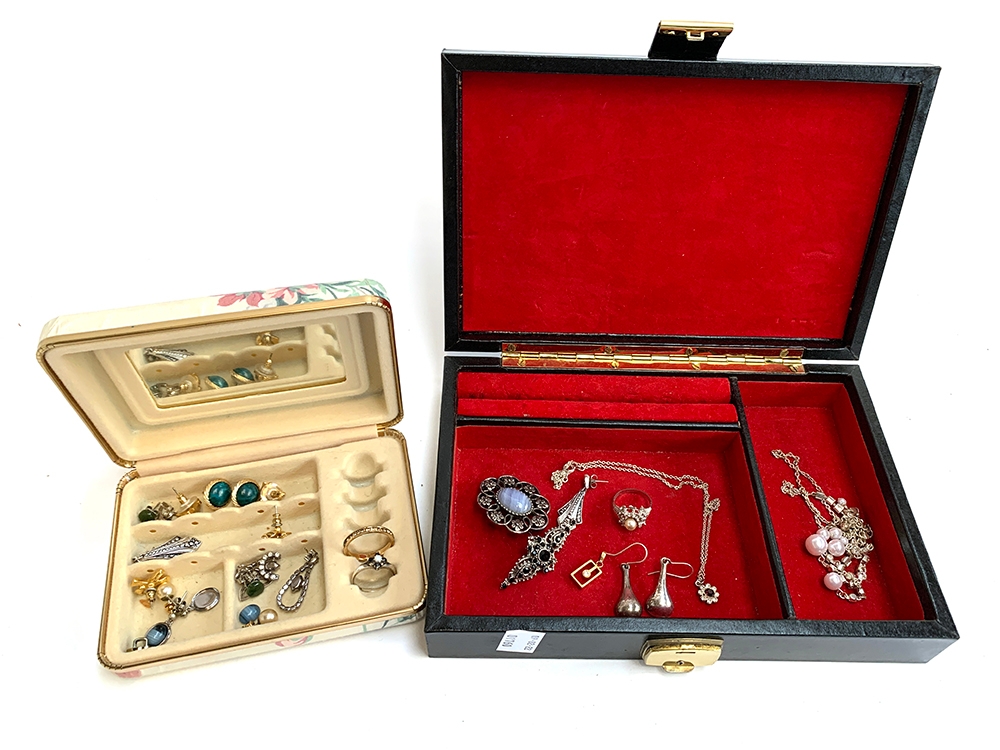 A jewellery box containing a small mixed lot of jewellery to include a silver and opal ring,