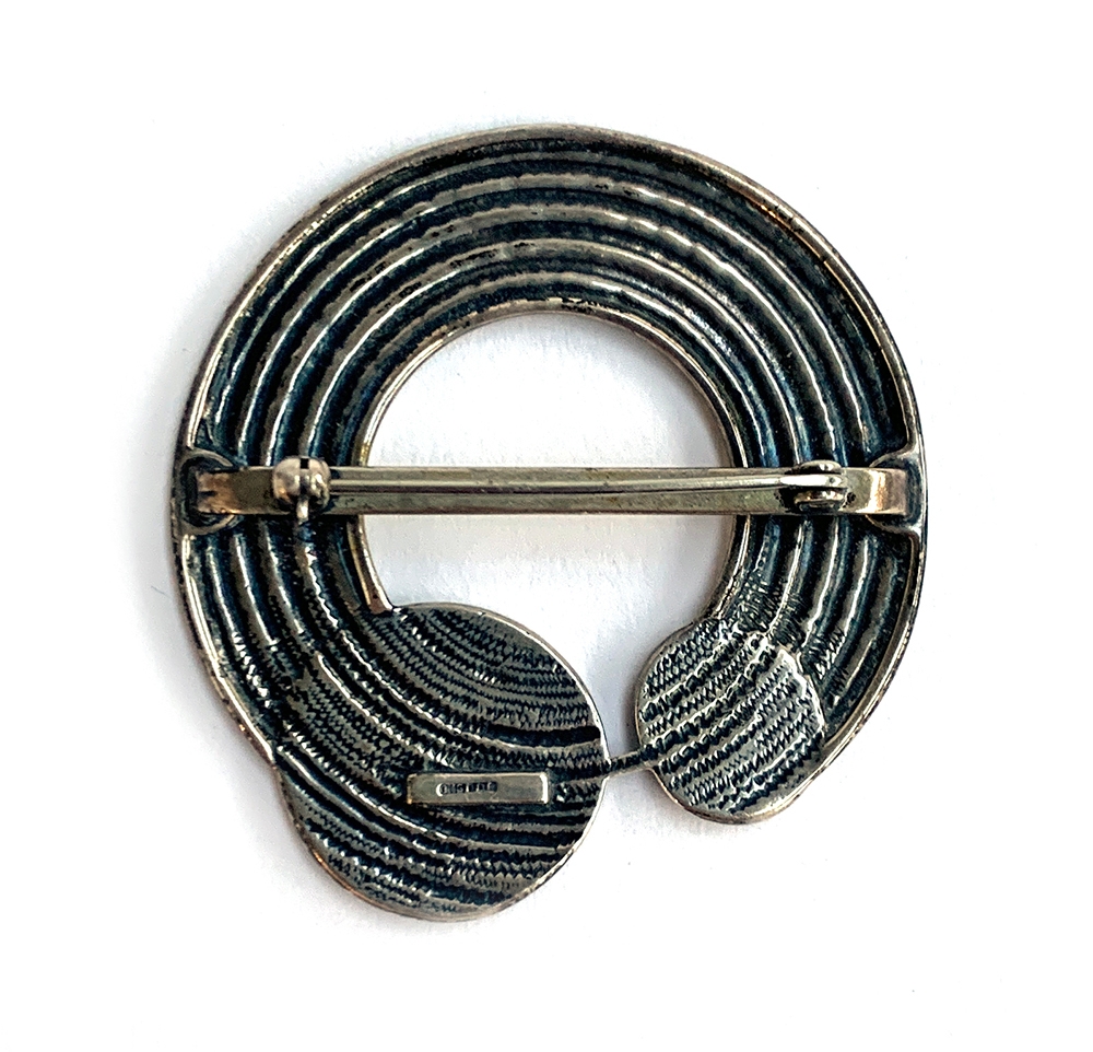 A vintage Ola Gorie silver 'Circles' scarf brooch, hallmarked, 4.7cmW - Image 2 of 3