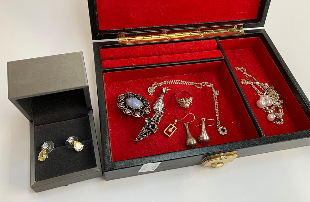 A jewellery box containing a small mixed lot of jewellery to include a silver and opal ring, - Image 3 of 3