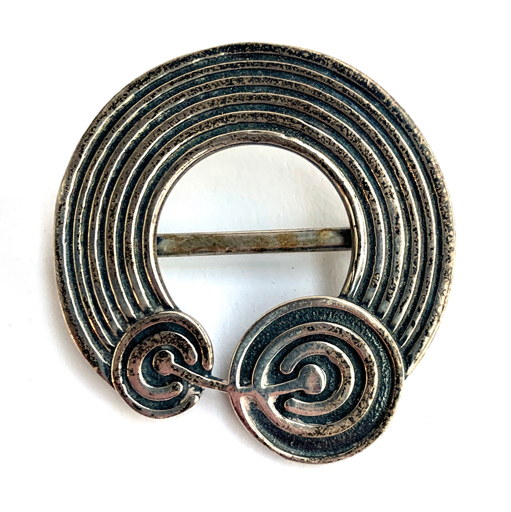 A vintage Ola Gorie silver 'Circles' scarf brooch, hallmarked, 4.7cmW - Image 3 of 3