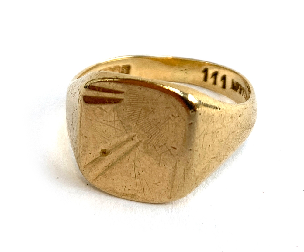 A 9ct gold signet ring with sunburst design, size Q, approx. 4.7g