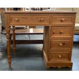 A modern pine kneehole desk, with single drawer and four drawers to the right, 91x51x76cmH