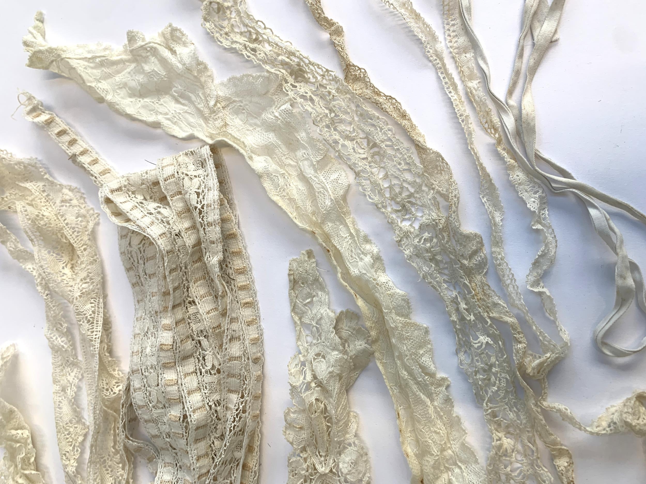 A quantity of fine antique lace trim; together with a fabric Willow pattern pouch - Image 2 of 4