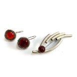 A pair of silver and carnelian Modernist earrings, 2cmD, together with a matching 925 silver and