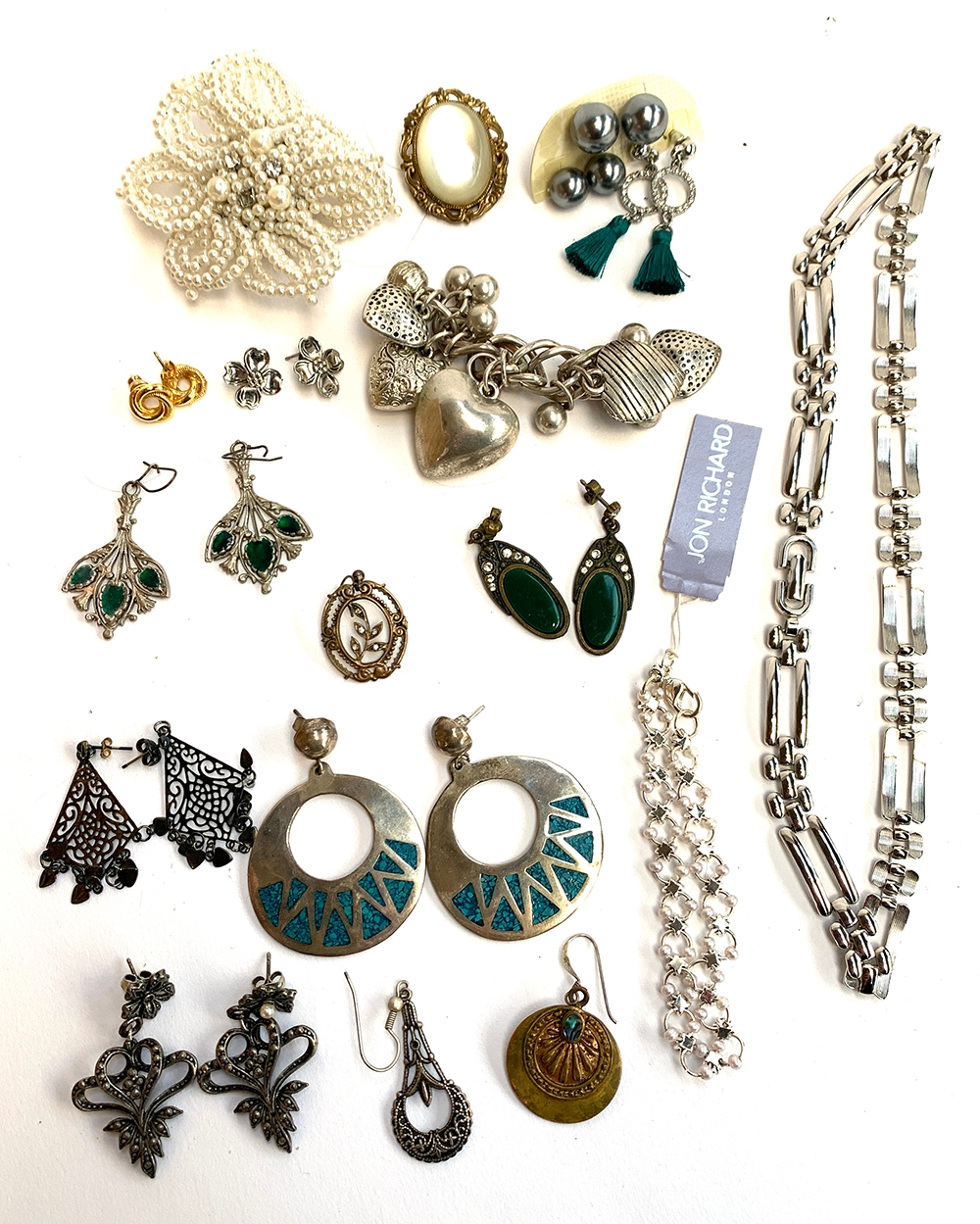 A mixed lot of mainly costume jewellery to include Monet necklace; various brooches; white metal and - Image 2 of 2