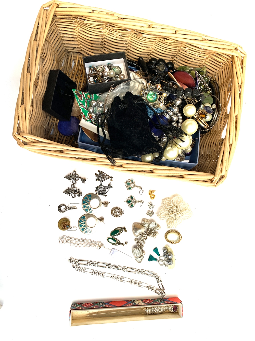 A mixed lot of mainly costume jewellery to include Monet necklace; various brooches; white metal and