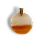 A 9ct gold and banded agate pendant, 2.7cmD