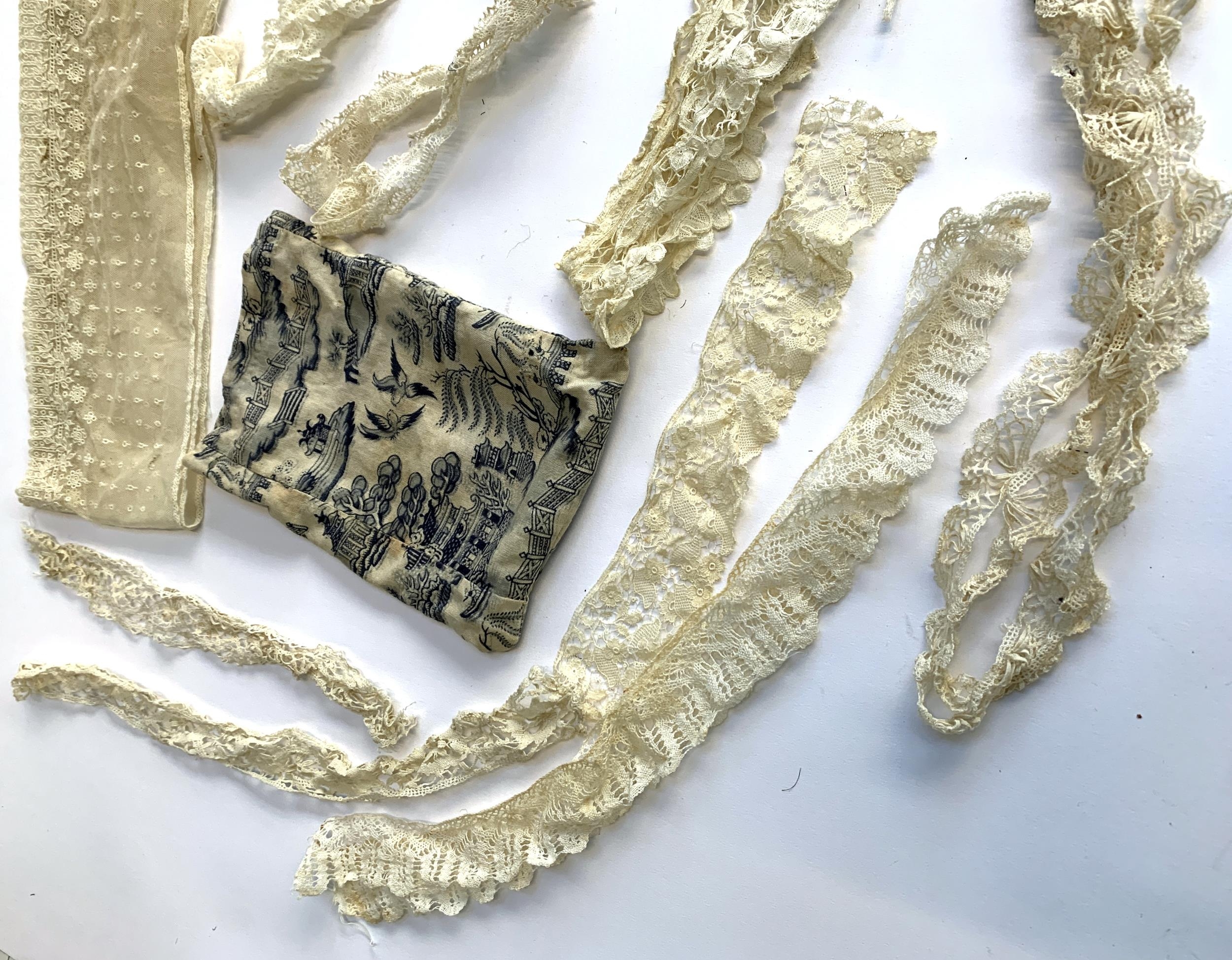 A quantity of fine antique lace trim; together with a fabric Willow pattern pouch - Image 4 of 4